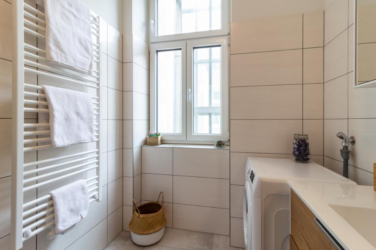Cozy, Generous - 10 Min To City-centre - Contactless 24h Check-in Apartment Wien